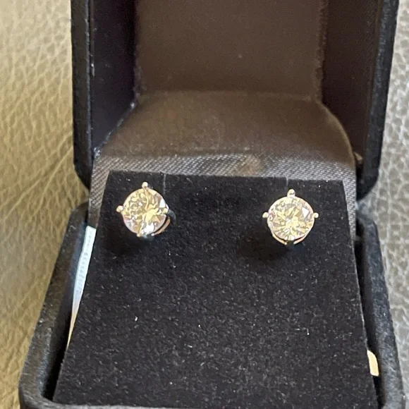 Beautiful earrings - Picture 1 of 3